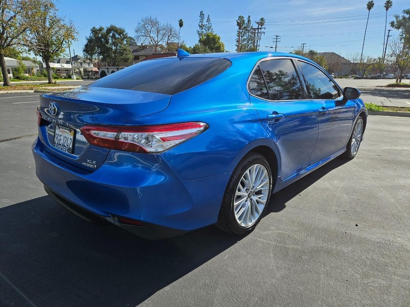 Toyota Camry Vehicle Full-screen Gallery Image 05