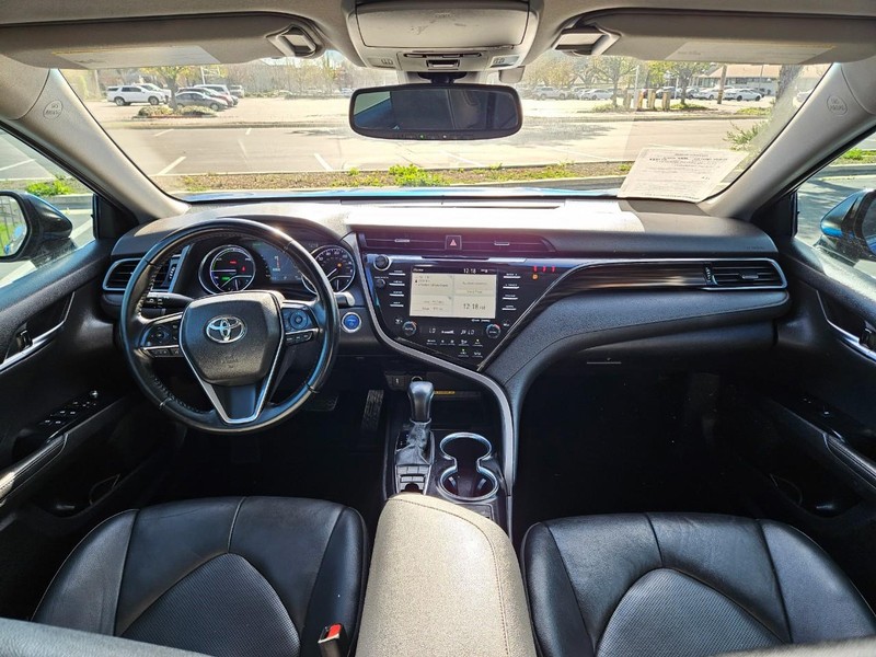 Toyota Camry Vehicle Full-screen Gallery Image 09