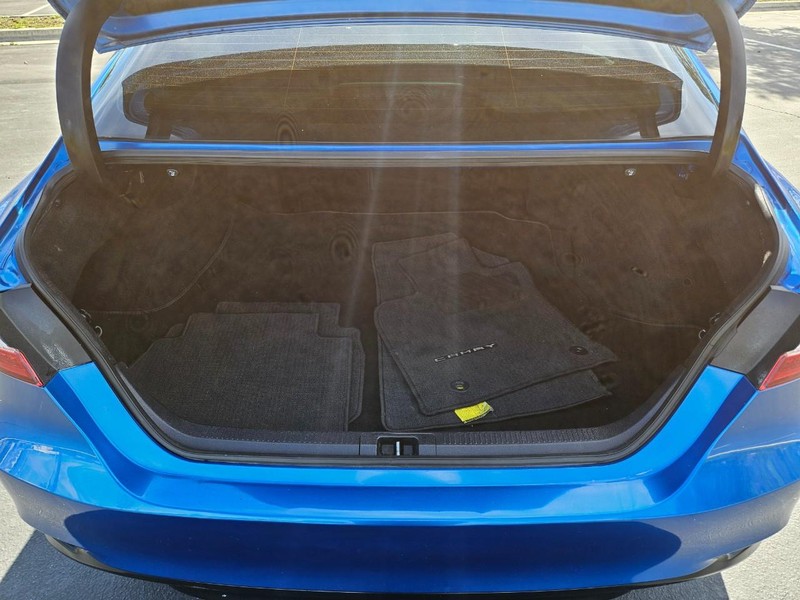 Toyota Camry Vehicle Full-screen Gallery Image 12