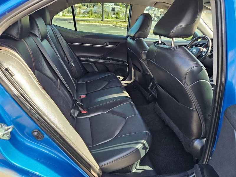 Toyota Camry Vehicle Full-screen Gallery Image 13