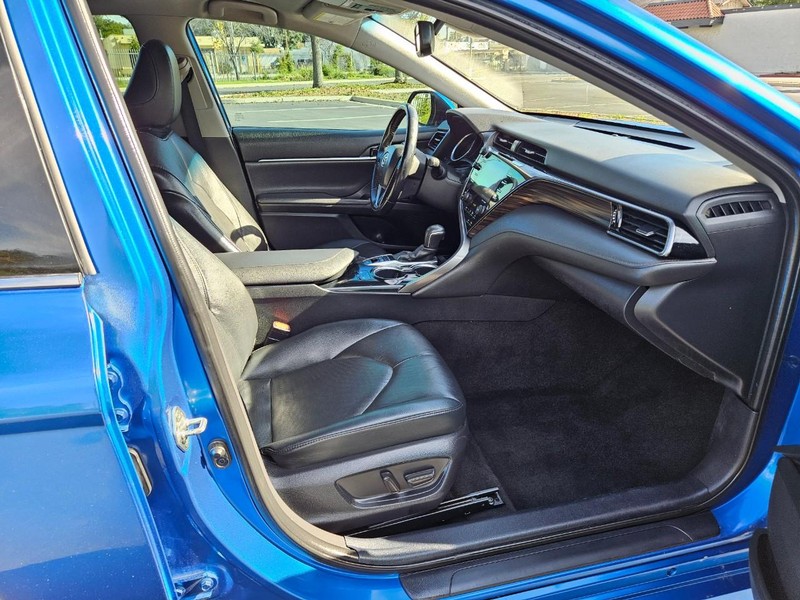 Toyota Camry Vehicle Full-screen Gallery Image 14