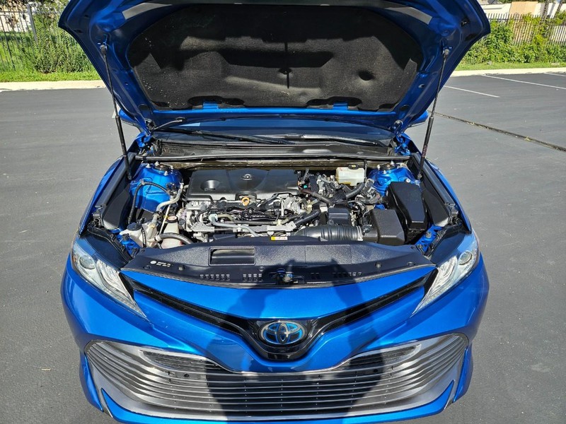 Toyota Camry Vehicle Full-screen Gallery Image 15