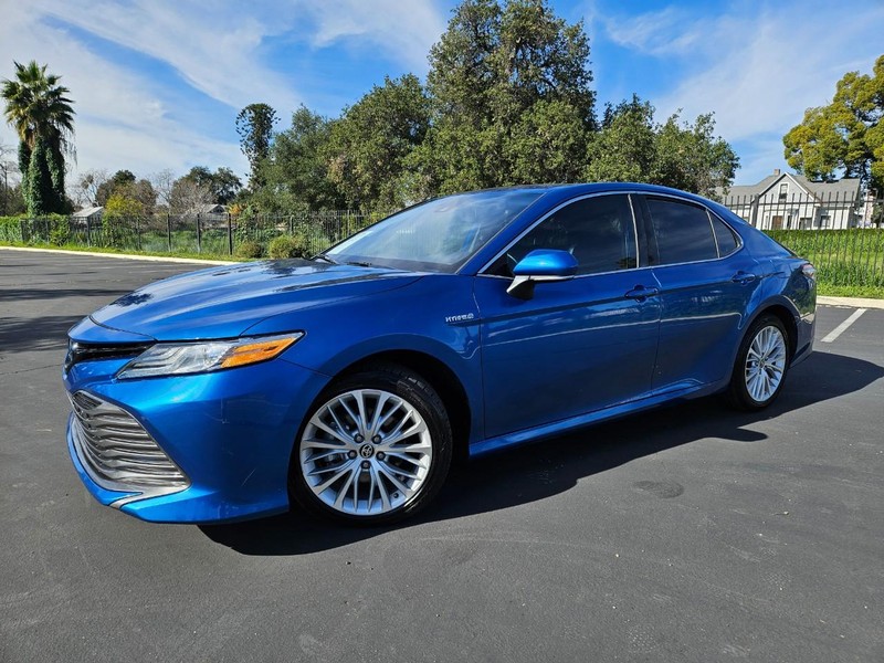 Toyota Camry Vehicle Full-screen Gallery Image 16