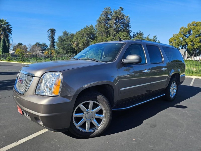 GMC Yukon XL Vehicle Full-screen Gallery Image 01