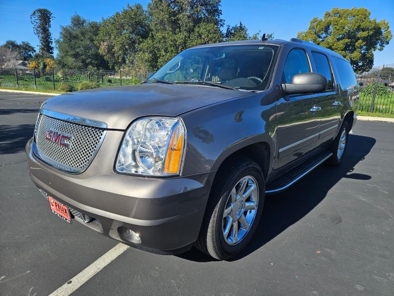 GMC Yukon XL Vehicle Full-screen Gallery Image 02
