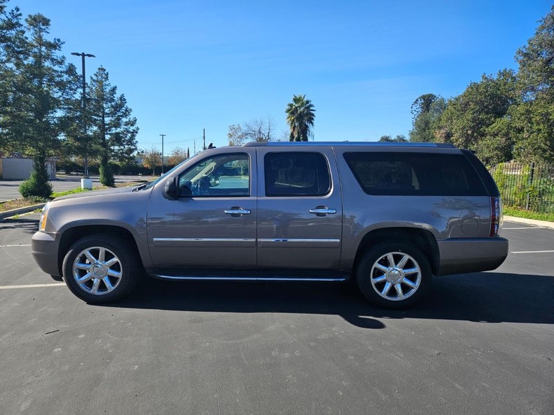 GMC Yukon XL Vehicle Full-screen Gallery Image 03