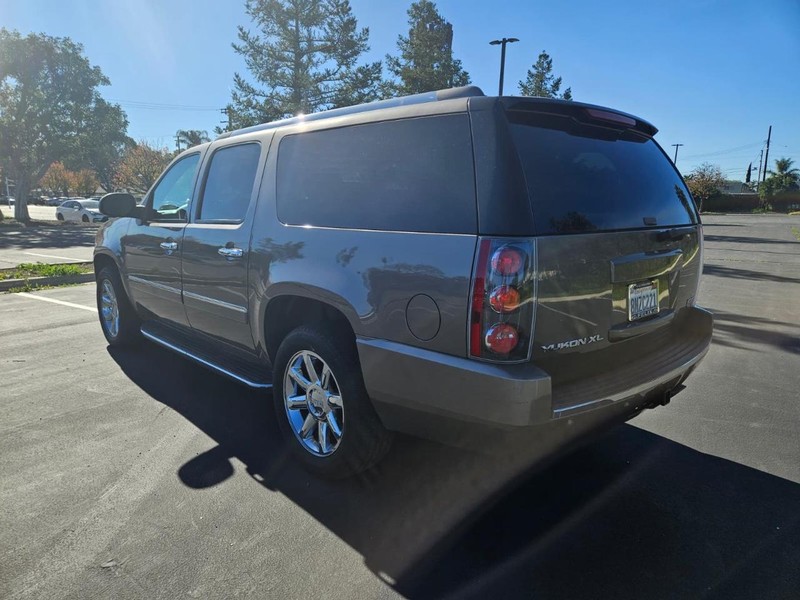 GMC Yukon XL Vehicle Full-screen Gallery Image 04