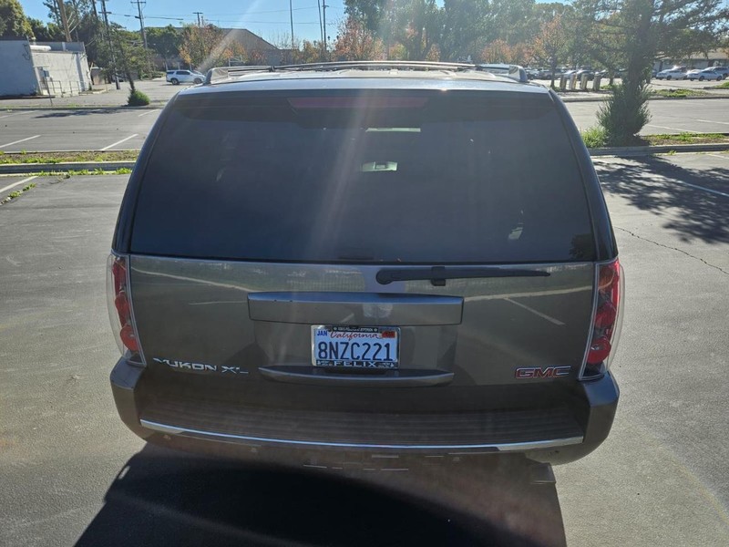 GMC Yukon XL Vehicle Full-screen Gallery Image 05