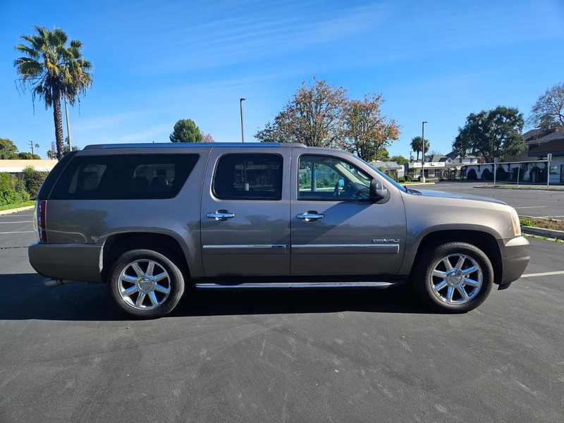GMC Yukon XL Vehicle Full-screen Gallery Image 06