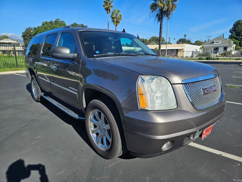 GMC Yukon XL Vehicle Full-screen Gallery Image 07