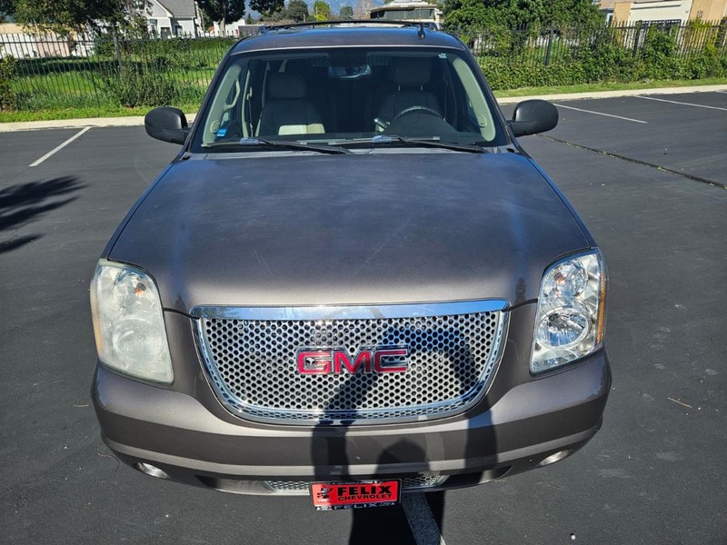 GMC Yukon XL Vehicle Full-screen Gallery Image 08