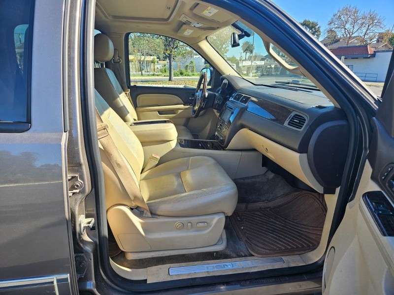 GMC Yukon XL Vehicle Full-screen Gallery Image 10