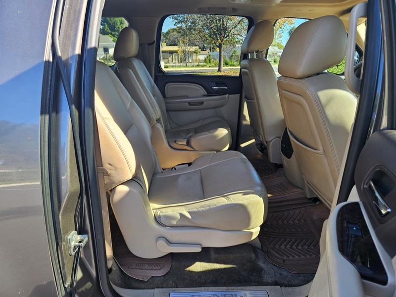 GMC Yukon XL Vehicle Full-screen Gallery Image 11