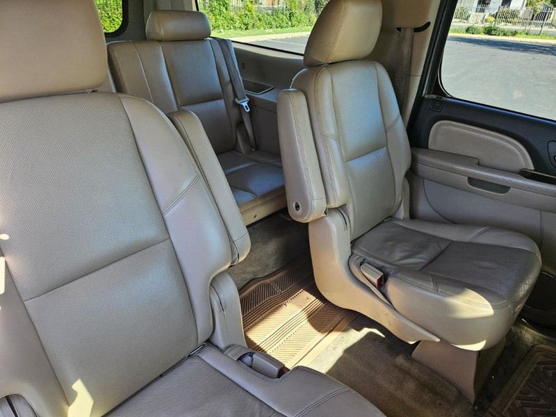 GMC Yukon XL Vehicle Full-screen Gallery Image 12