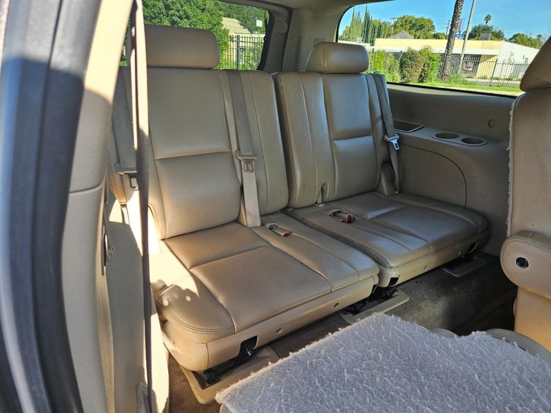 GMC Yukon XL Vehicle Full-screen Gallery Image 13