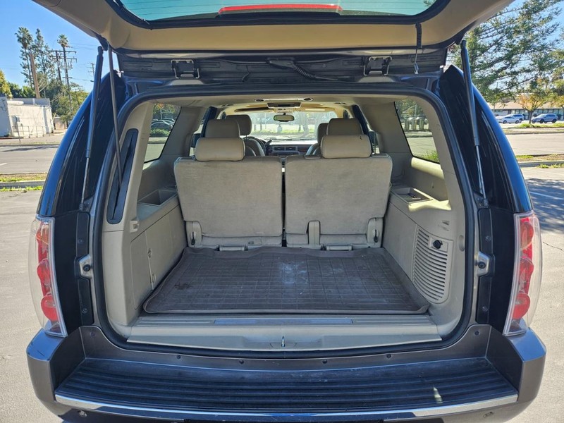 GMC Yukon XL Vehicle Full-screen Gallery Image 14