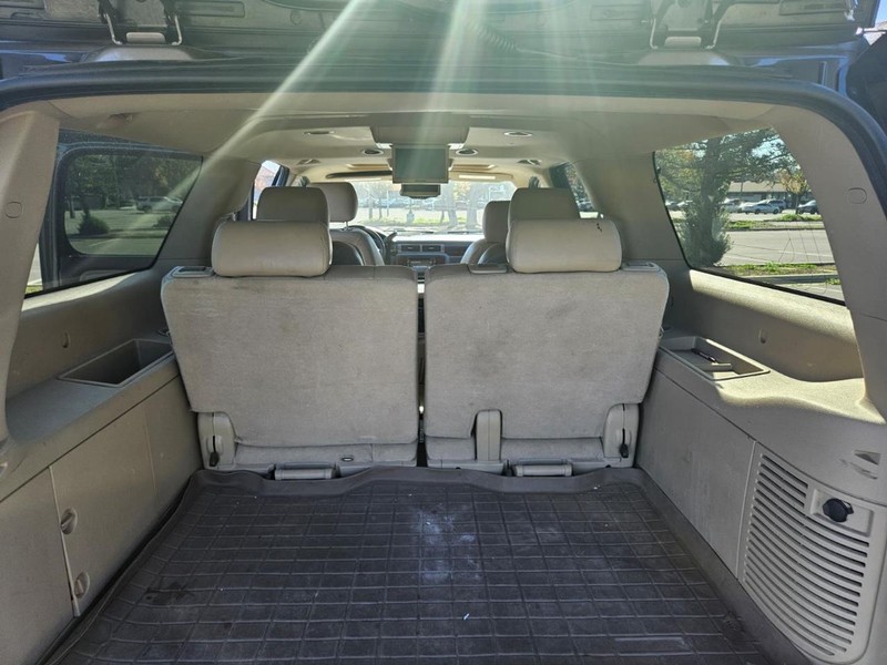 GMC Yukon XL Vehicle Full-screen Gallery Image 15