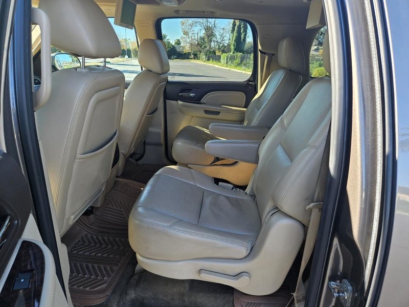 GMC Yukon XL Vehicle Full-screen Gallery Image 16