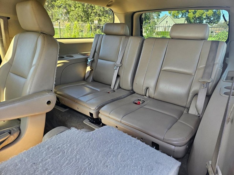 GMC Yukon XL Vehicle Full-screen Gallery Image 17