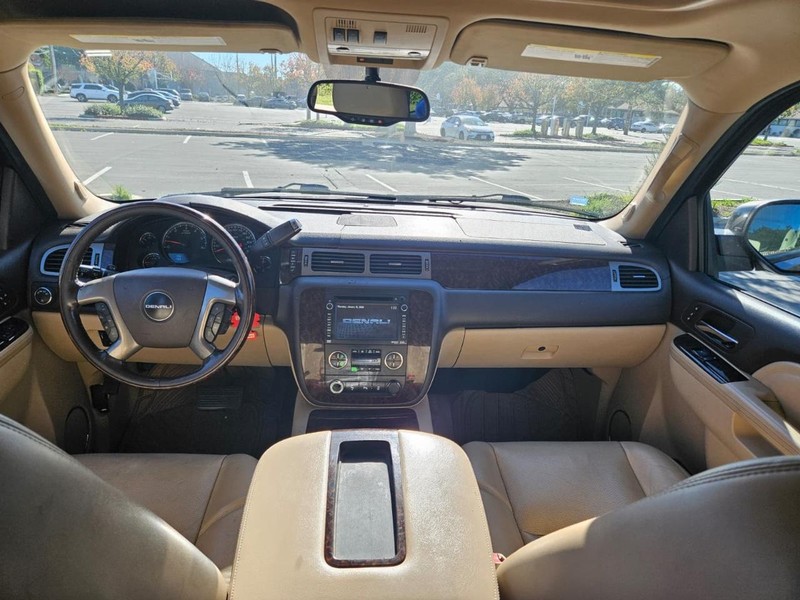 GMC Yukon XL Vehicle Full-screen Gallery Image 18