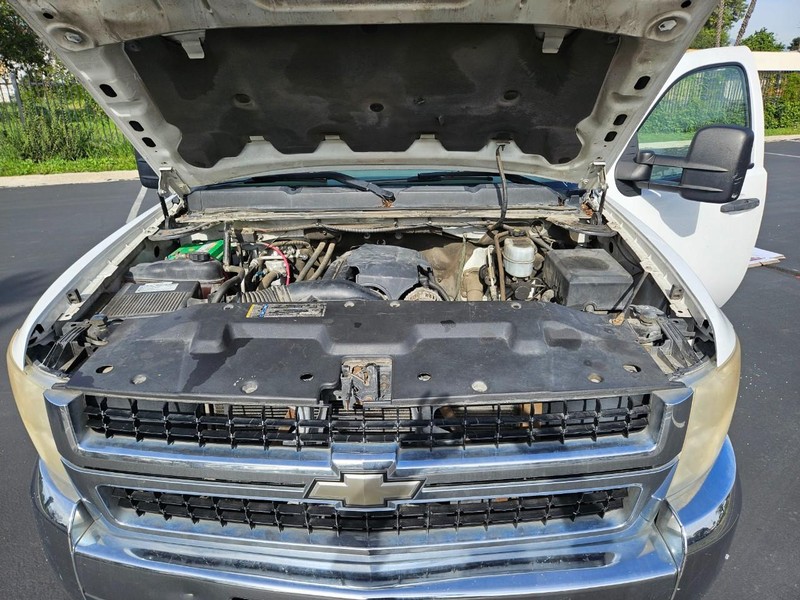 Chevrolet Silverado 2500HD Vehicle Full-screen Gallery Image 12