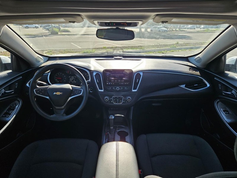 Chevrolet Malibu Vehicle Full-screen Gallery Image 09