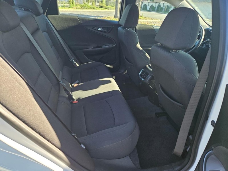 Chevrolet Malibu Vehicle Full-screen Gallery Image 12