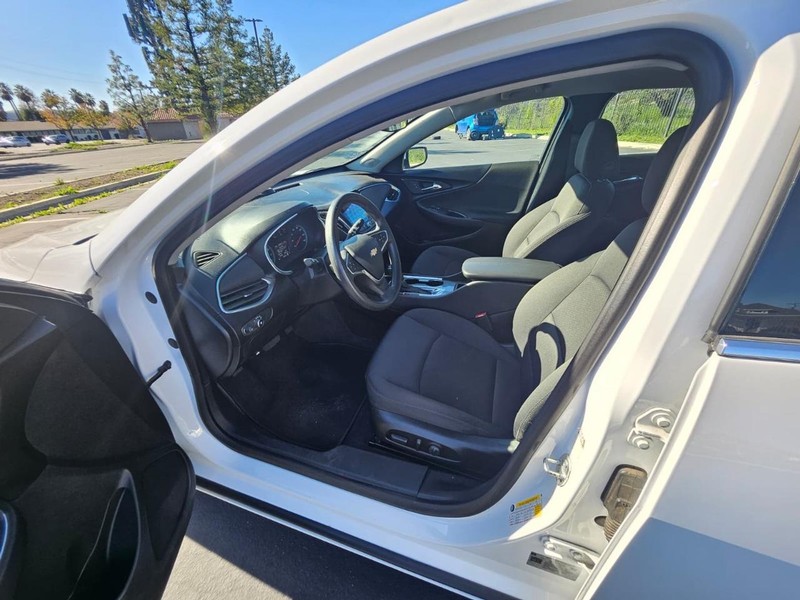 Chevrolet Malibu Vehicle Full-screen Gallery Image 13