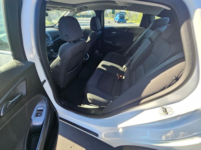 Chevrolet Malibu Vehicle Full-screen Gallery Image 14