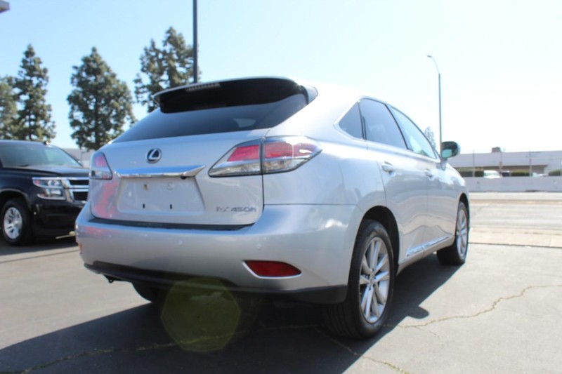 Lexus RX 450h Vehicle Full-screen Gallery Image 03