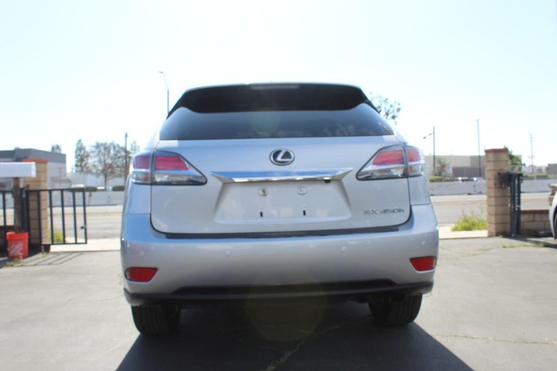 Lexus RX 450h Vehicle Full-screen Gallery Image 06