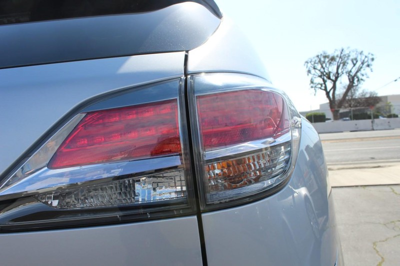 Lexus RX 450h Vehicle Full-screen Gallery Image 09