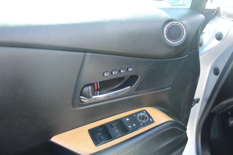 Lexus RX 450h Vehicle Full-screen Gallery Image 17