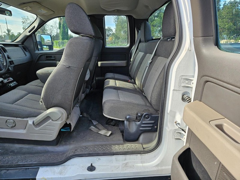 Ford F-150 Vehicle Full-screen Gallery Image 12