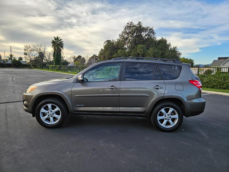 Toyota RAV4 Vehicle Full-screen Gallery Image 02