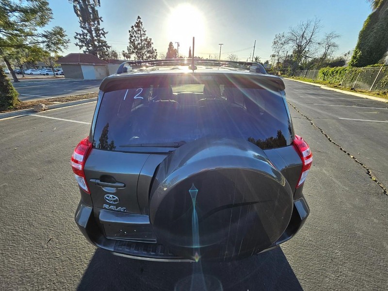 Toyota RAV4 Vehicle Full-screen Gallery Image 04