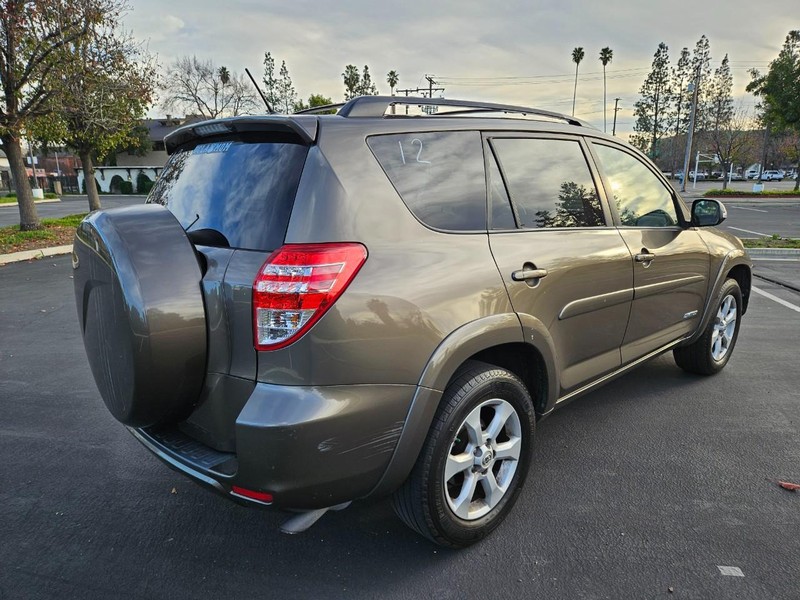 Toyota RAV4 Vehicle Full-screen Gallery Image 05