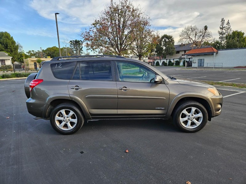 Toyota RAV4 Vehicle Full-screen Gallery Image 06