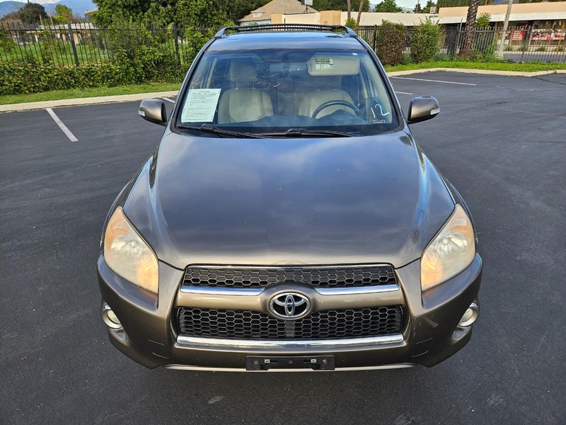 Toyota RAV4 Vehicle Full-screen Gallery Image 08