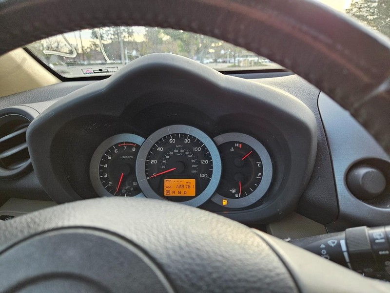 Toyota RAV4 Vehicle Full-screen Gallery Image 10