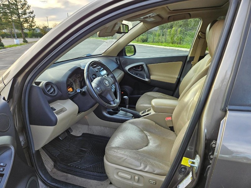 Toyota RAV4 Vehicle Full-screen Gallery Image 11