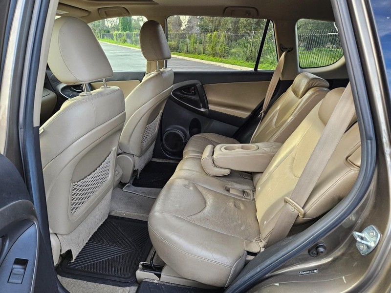 Toyota RAV4 Vehicle Full-screen Gallery Image 12