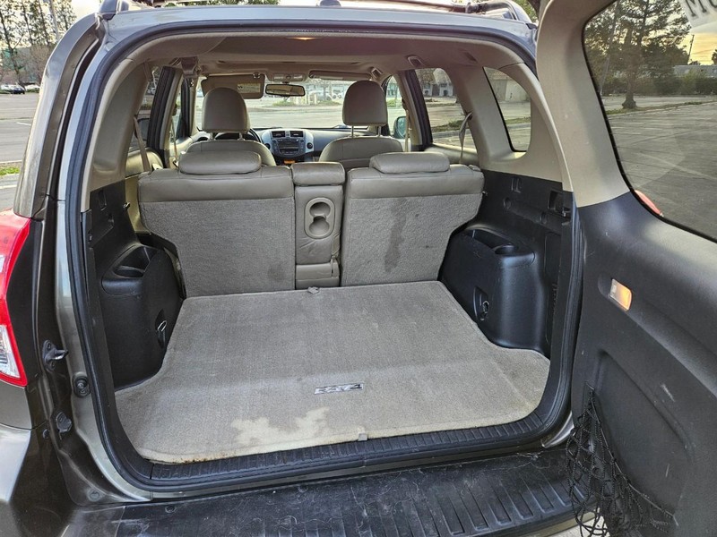 Toyota RAV4 Vehicle Full-screen Gallery Image 13