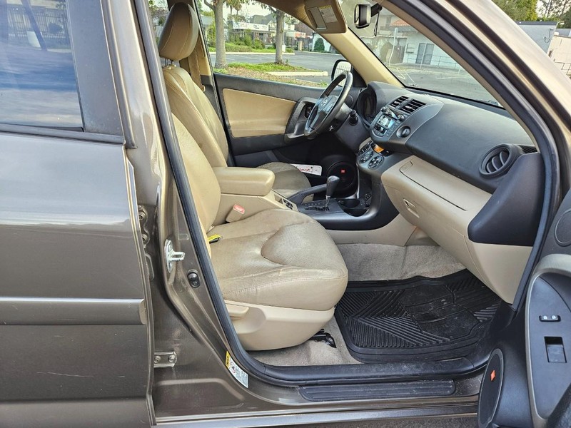 Toyota RAV4 Vehicle Full-screen Gallery Image 15