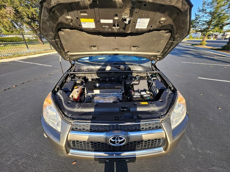 Toyota RAV4 Vehicle Full-screen Gallery Image 16