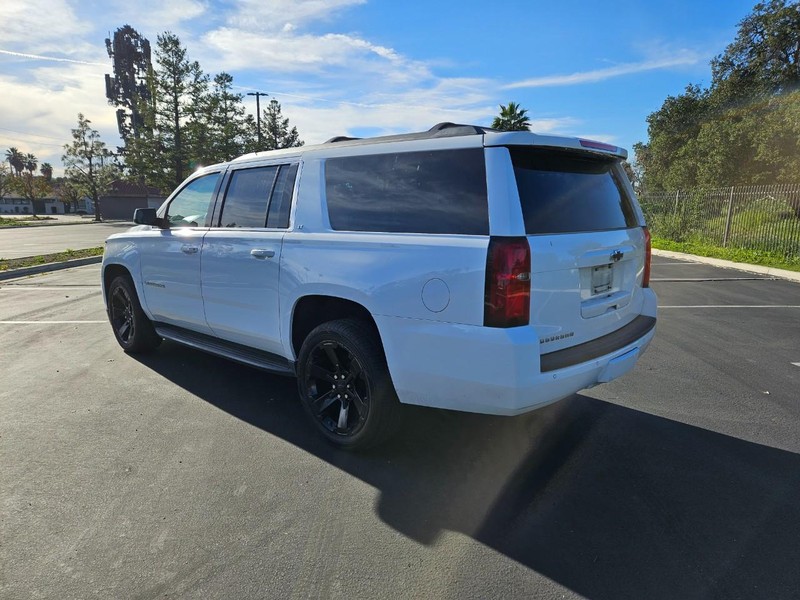 Chevrolet Suburban Vehicle Full-screen Gallery Image 04