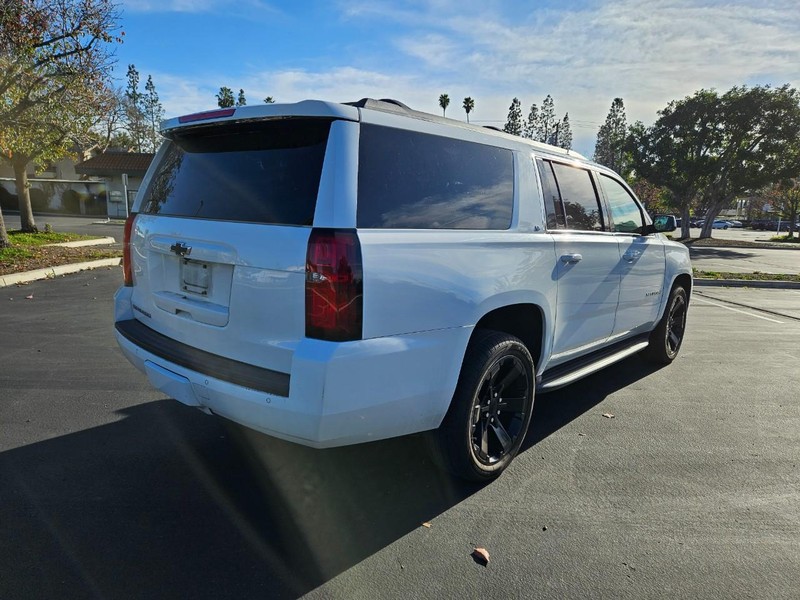 Chevrolet Suburban Vehicle Full-screen Gallery Image 06
