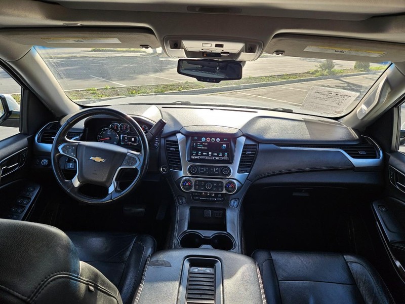 Chevrolet Suburban Vehicle Full-screen Gallery Image 11