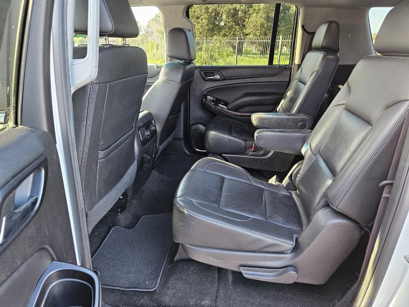 Chevrolet Suburban Vehicle Full-screen Gallery Image 14