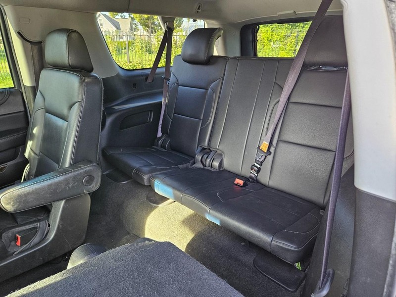 Chevrolet Suburban Vehicle Full-screen Gallery Image 15
